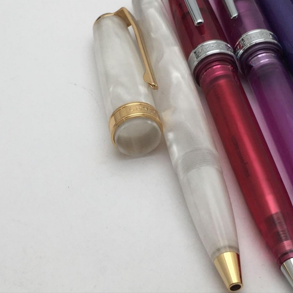 Levenger Bomber Jacket Pen Wrap Set with 5 Ballpoint Pens - Picture 7 of 11